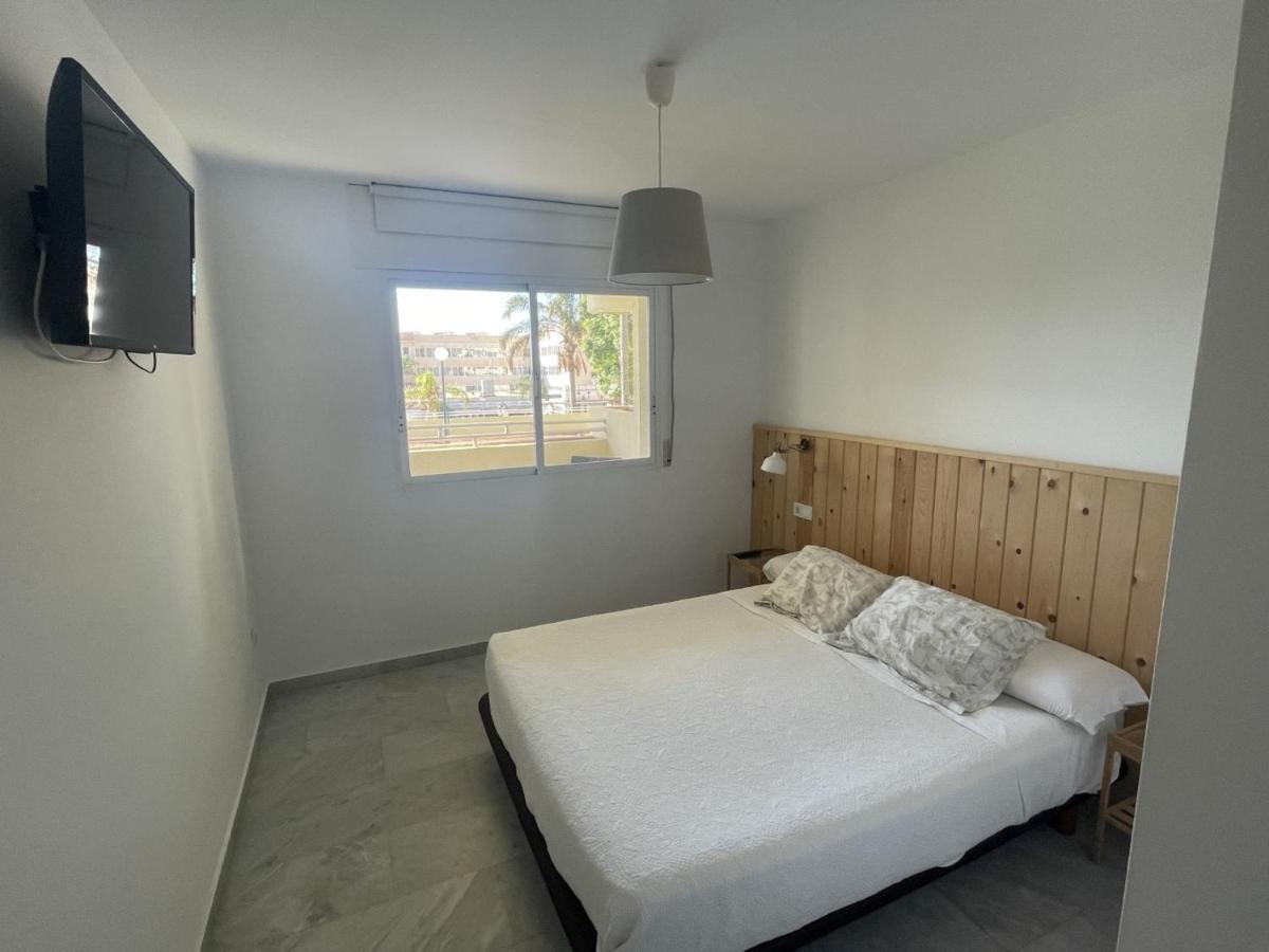 Apartamento En La Carihuela Con Piscina Y Parking, Al Lado De La Playa Apartment ตอร์เรโมลิโนส ภายนอก รูปภาพ