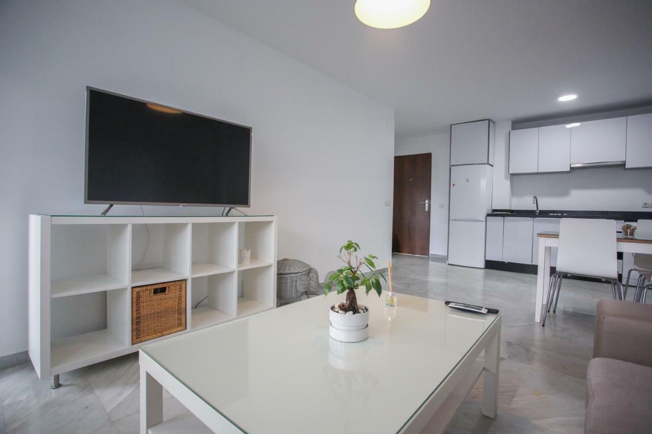 Apartamento En La Carihuela Con Piscina Y Parking, Al Lado De La Playa Apartment ตอร์เรโมลิโนส ภายนอก รูปภาพ